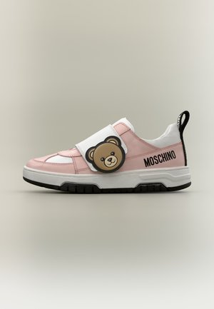 Ροζ και λευκό sneaker Moschino με μαύρη σόλα, λεπτομέρεια αρκουδάκι στο λουράκι και το όνομα της μάρκας στο πλάι.
