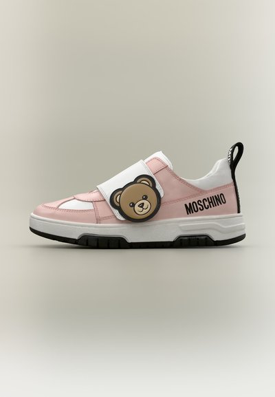 Ροζ και λευκό sneaker Moschino με μαύρη σόλα, λεπτομέρεια αρκουδάκι στο λουράκι και το όνομα της μάρκας στο πλάι.