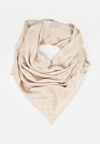 Écharpe beige avec un motif subtil, fabriquée en tissu doux, avec des bords à franges et une forme triangulaire. Texture lisse et légère.