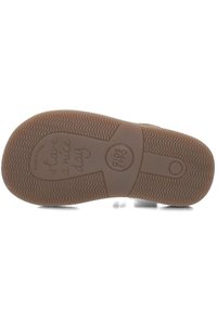 Bruine rubberen schoenen zool met een gestructureerd patroon; bevat reliëf met de tekst "Have a nice day" en een rond logo van Gios Eppo.