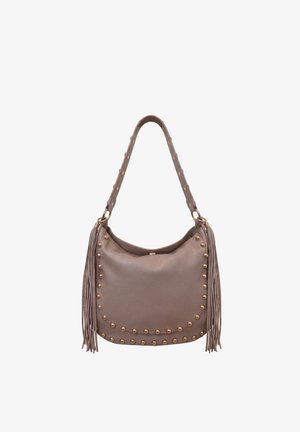 Borsa a tracolla in pelle color taupe con borchie dorate che delineano la parte frontale, una tracolla larga e frange che pendono su entrambi i lati.