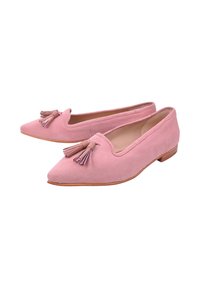 Par lyserøde loafers i ruskind med spids snude, pyntet med kvastdetaljer og lave træsko med lave hæle på hvid baggrund.