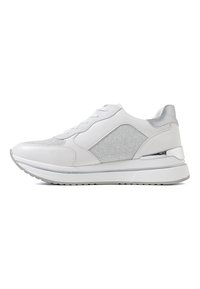 Sneaker bianco con pannello in rete testurizzata, dettagli argento, punte rotonde e suola ammortizzata. Presenta una tomaia in pelle liscia e chiusura con lacci.