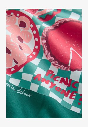 Farbiger Stoff mit einem Picknick-Thema, der rote, pinke und grüne Muster von Nahrungsmitteln auf einem karierten Hintergrund und Text zeigt.