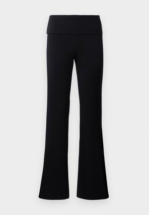 Fekete trapéznadrág széles, hajtott derékkal, sima anyagból készült, egy sima fehér háttér előtt.