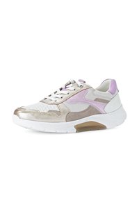 Sneaker mit einer Mischung aus metallischem Gold, Pastellrosa und weißen Materialien; verfügt über Mesh-Elemente, einen gepolsterten Schaft und eine dicke weiße Sohle.