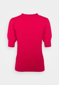 Suéter ajustado de manga corta en un intenso color rosa de punto, con cuello redondo y detalle de hombros abullonados. Textura suave, diseño sencillo.