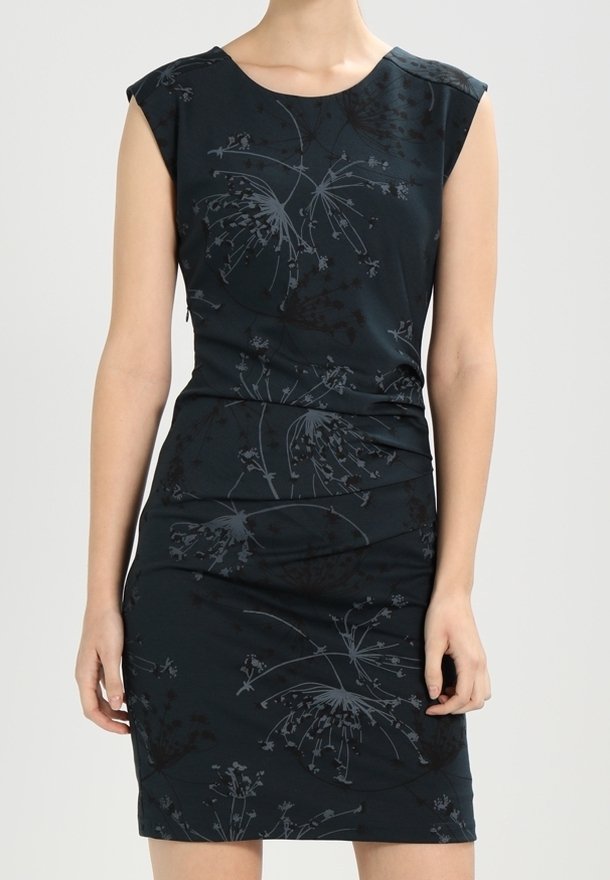 Robe noire sans manches avec des motifs floraux sombres subtils, taille cintrée et ourlet au genou portée par une personne debout.
