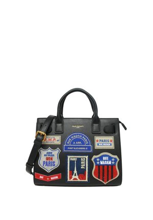 Borsa in pelle nera con due manici e tracolla, decorata con toppe colorate a tema Parigi e fibbia color oro.