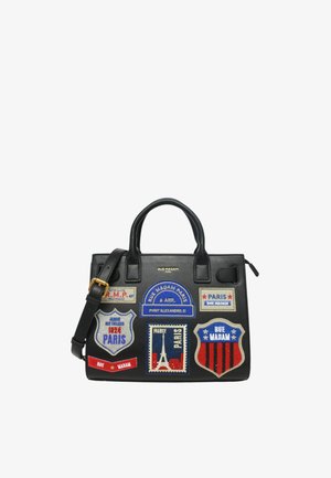 Sac à main en cuir noir avec deux poignées et une bandoulière, décoré de patchs colorés sur le thème de Paris et d'une boucle dorée.