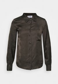 Tmavě zelená saténová blůza, slim fit, dlouhé rukávy s knoflíkovými manžetami, klasický límec, zapínání na knoflíky vpředu, jemný květinový vzor, jedna náprsní kapsa.