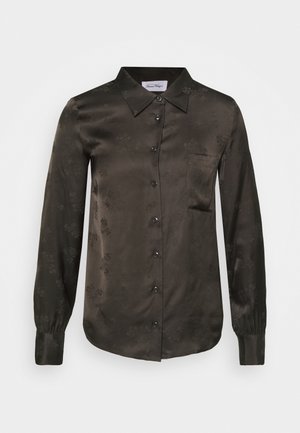 Blusa in satin verde scuro, vestibilità slim, maniche lunghe con polsini abbottonati, colletto classico, chiusura frontale con bottoni, motivo floreale sottile, taschino singolo sul petto.
