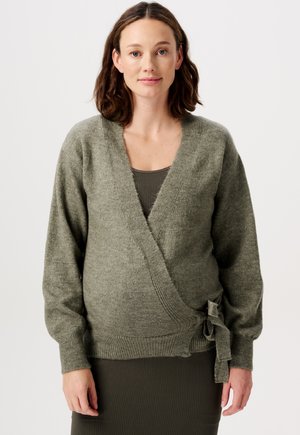 Cardigan vert enroulé fait d'un matériau doux, avec un col en V, des manches longues et un accent noué sur le côté. Texture lisse et longueur mi-longue.