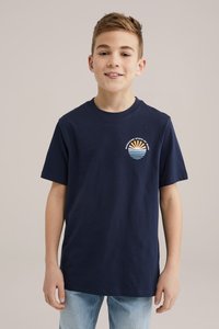 Granatowa bawełniana koszulka z krótkim rękawem, z wielokolorową grafiką słońca i fali na klatce piersiowej, luźny krój oraz okrągły dekolt.