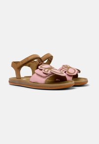 Sandali in pelle rosa con cinturino in pelle marrone, caratterizzati da un design a farfalla, apertura sul retro e soletta testurizzata. Suola in gomma con dettagli arancioni.