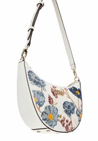 Bolso blanco texturizado con bordado floral en azul y burdeos. Correa ajustable, herrajes dorados y acentos de tachuelas en la parte inferior. Forma semicírculo.