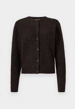 Mørkebrun strikket cardigan med lange ermer, rund halslinje og knappelukking foran. Strukturert materiale med et mykt utseende.