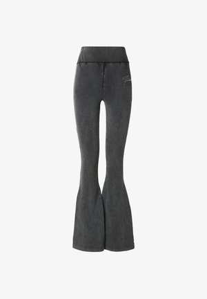 Szare legginsy o rozkloszowanym kroju wykonane z miękkiego materiału, z wysokim stanem i delikatnym logo z przodu. Gładka faktura, dopasowany fason.