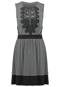 Robe grise avec un accent en dentelle noire au niveau du col, manches courtes, taille cintrée et jupe évasée avec un ourlet noir uni.