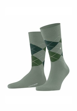 Para skarpetek do połowy łydki w stonowanej zieleni z ciemnozielonym i szarym wzorem w argyle oraz małym białym logo w okolicy kostki.