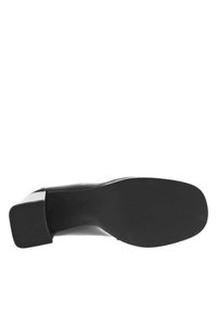 Chaussure à talon noir avec une tige en cuir lisse et une semelle en caoutchouc texturé, dotée d'un talon block et d'un design épuré.