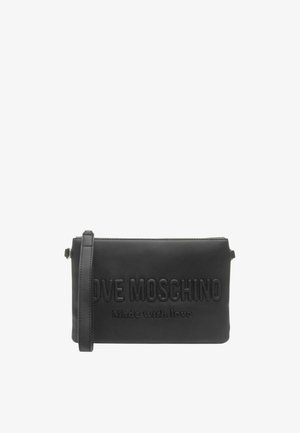 Porta polso in pelle nera con testo in rilievo "LOVE MOSCHINO Made with love" e una sottile cinghia sul lato sinistro.