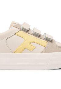 Baskets beiges et jaunes avec un dessus en cuir lisse, des accents en daim léger, des bandes Velcro et une semelle en caoutchouc texturée.