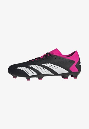 Botas de fútbol en negro y rosa con un upper sintético texturizado, acentos en blanco y un perfil bajo. Presenta tacos prominentes en la suela para mayor tracción.