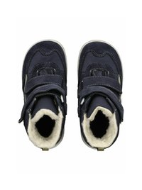 Námorně modré semišové a textilní boty pro batolata s dvěma suchými zipy, šedými akcenty a huňatým bílým podšívkou. Zaoblená špička a gumová podešev.