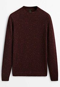 Pull en tricot bordeaux foncé avec des taches orange et jaunes tachetées, manches longues, col rond côtelé, poignets et ourlet.