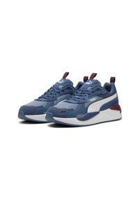 Blå och vita atletiska sneakers med ovandel av mesh, strukturerade detaljer, vadderad plös och kontrasterande burgundy detaljer på hälen och snörningen.