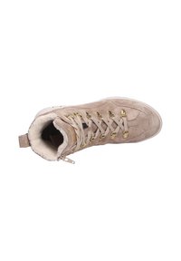 Bottine cheville en suède tan avec œillets en ton doré, col en fausse fourrure rembourré et semelle en caoutchouc blanc texturé. Présente un design à lacets et une boucle au talon.