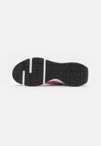 Suola in gomma nera con superficie testurizzata per una presa migliore; parte superiore rosa e bianca in materiale mesh leggero; presenta diversi modelli di battistrada.