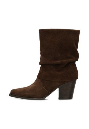 Brauner Wildleder-Mittelschaftstiefel mit rund zulaufender Kappe, gestapeltem Blockabsatz und schwarzer Sohle.
