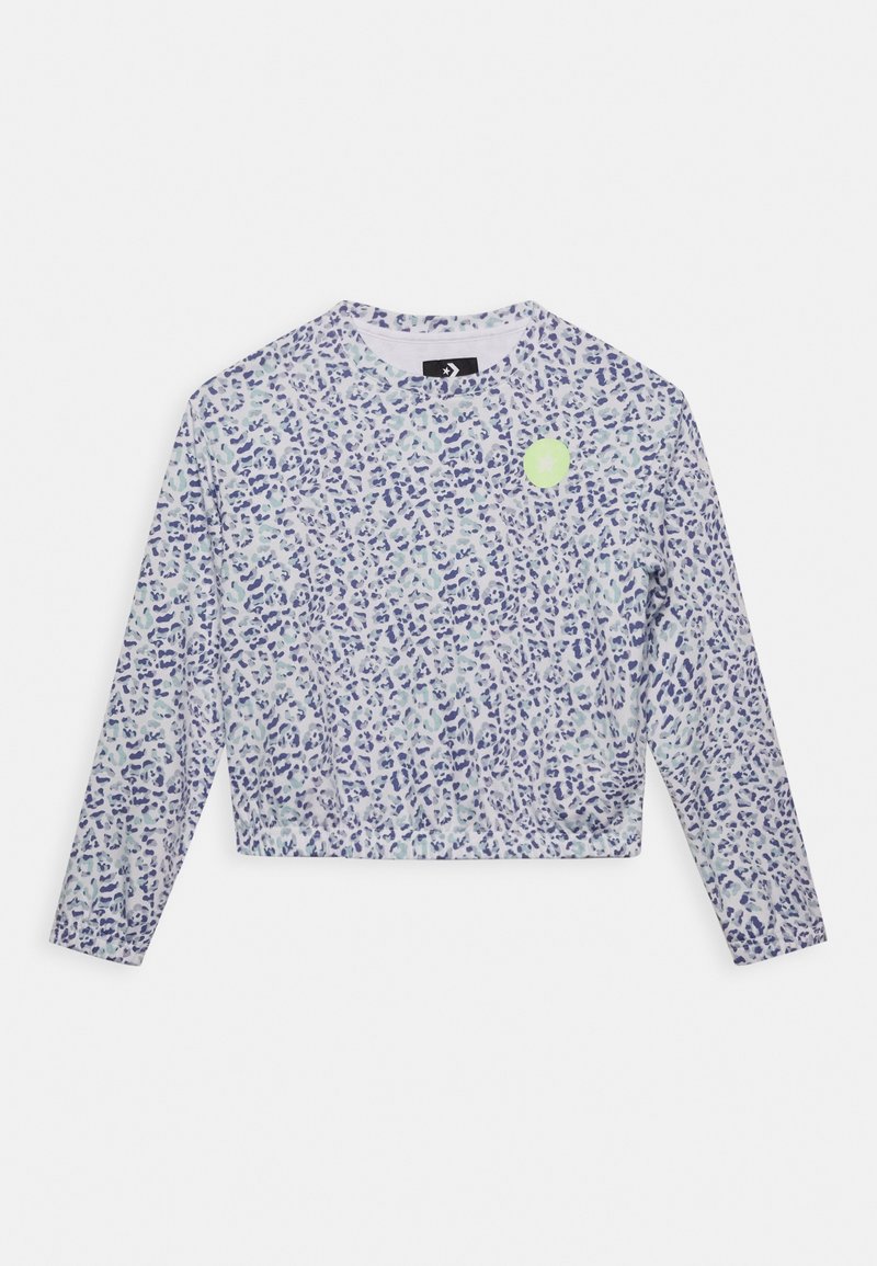 Chemise courte à manches longues avec imprimé léopard bleu et vert clair, et un petit graphique rond vert près de l'épaule gauche.