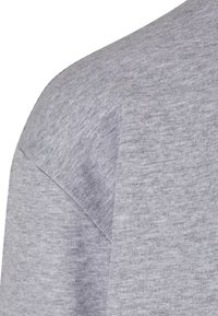 T-shirt grigio a maniche corte con una texture morbida, caratterizzato da un design semplice e una cucitura della spalla leggermente curva.