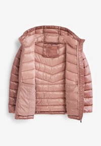 Veste rose rembourrée avec une finition brillante, dotée de coutures en chevron, d'une fermeture éclair et d'une étiquette intérieure cousue dans le col.