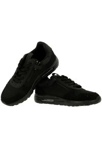 Zwarte sneakers van stof en suede, met een vetersluiting, een zijrits en een textuurrubberzool met luchtkussens.