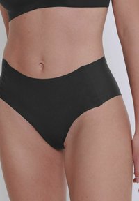 Hochgeschnittener schwarzer Bikini-Unterteil aus glattem Material, mit nahtlosem Design und minimalistischer Stilistik ohne sichtbare Beschläge.