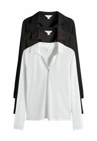 Tre camicie a maniche lunghe in bianco, nero e grigio scuro. Ognuna ha un colletto e un design a V con una texture morbida e liscia.