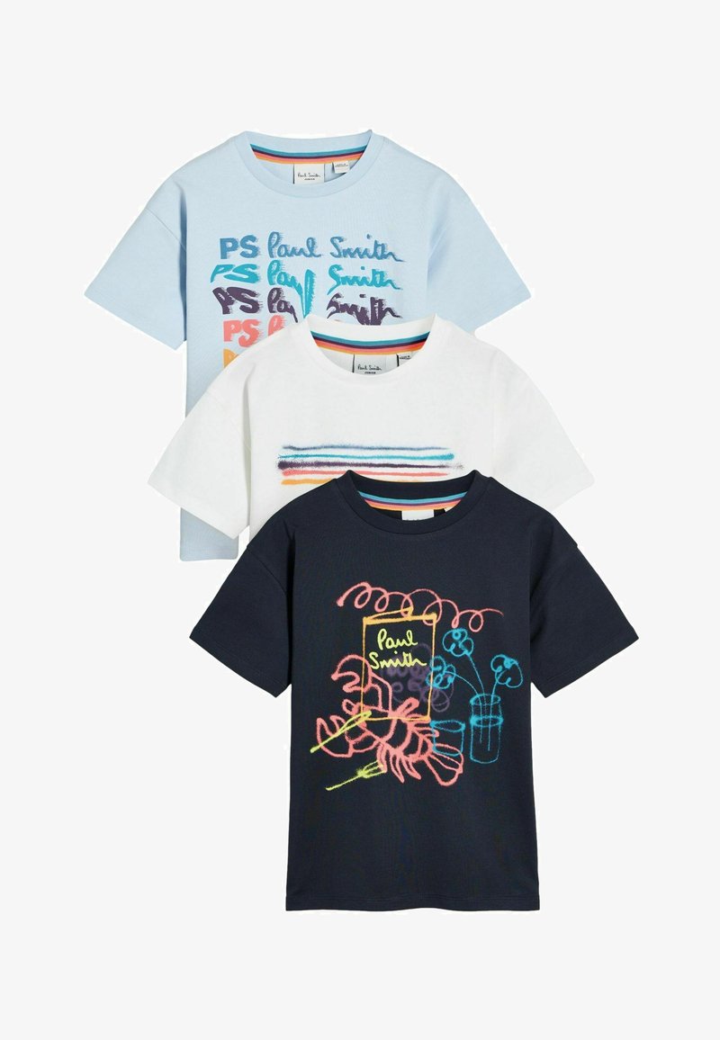 Trije zloženi majice: svetlo modra z večbarvnim besedilom, bela s horizontalnimi črtami in mornarsko modra s pisanim cvetličnim vezenjem. Bombažni material.