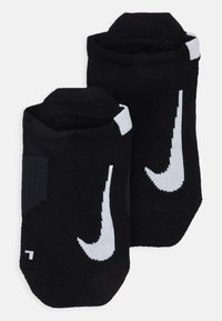 Sorte treningssokker med teksturert overflate, kort design og hvit Nike swoosh-logo på hver sokk.