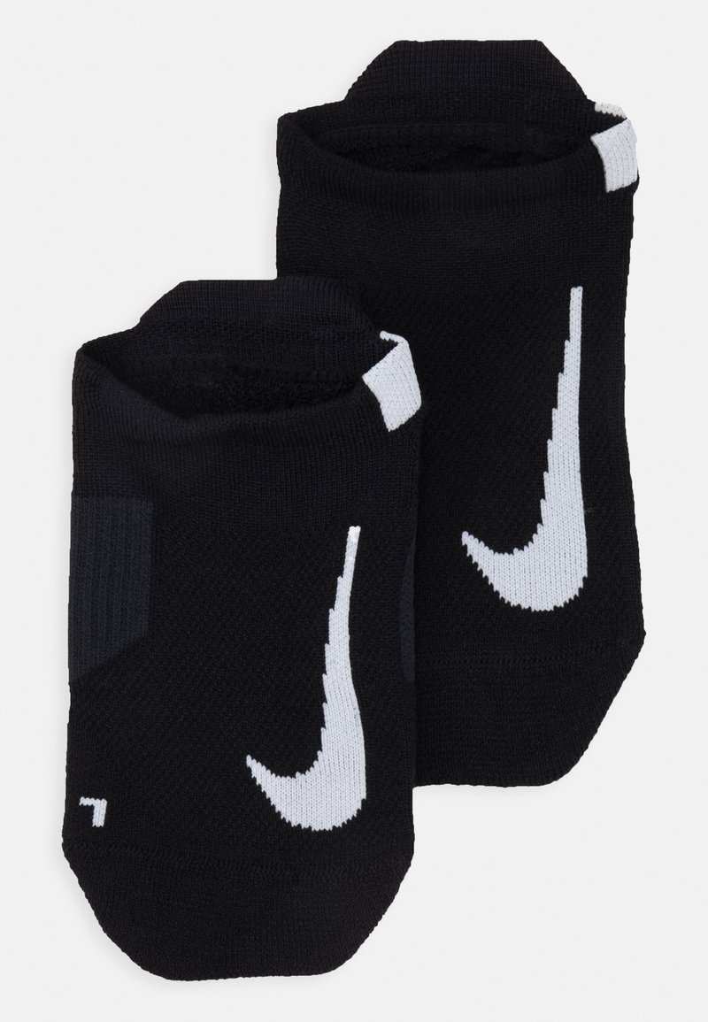 Černé sportovní ponožky se strukturovaným povrchem, krátkým designem a bílým logem Nike swoosh na každé ponožce.