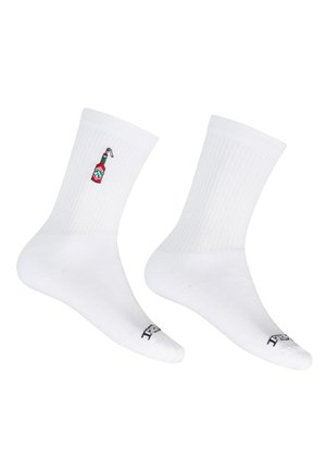 Paar weiße Crew-Socken mit einem kleinen auf der Seite aufgestickten Motiv einer roten und grünen Hot-Sauce-Flasche.