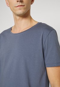 Lee SHAPED TEE - T-shirt básica - washed grey