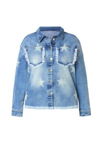 Chaqueta de denim azul con un patrón de estrellas, bolsillos desgastados, remaches plateados y flecos en el dobladillo y los bordes de los bolsillos.