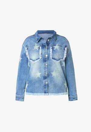 Blauwe denimjacket met een sterrenpatroon, beschadigde zakken, zilveren studs en franjes aan de onderrand en zakranden.