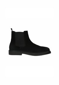 Bottine Chelsea en suede noir avec des panneaux latéraux élastiques, une languette de traction, un bout arrondi et une semelle en caoutchouc texturé pour une meilleure adhérence.