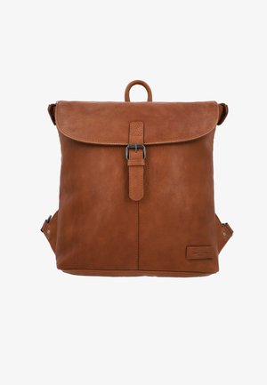 Hnědý kožený batoh s klopou na zavírání, vybavený kovovou přezkou a šitými detaily. Má horní rukojeť a nastavitelné popruhy.