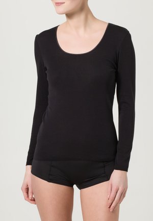 Svart langermet topp med bred rund hals, laget av myk og elastisk stoff. Kombinert med svarte tettsittende shorts i glatt tekstur.